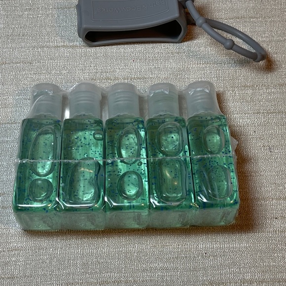 5X Bath & Body Fresh Water & Aloe Sanitizer - Picture 4 of 8